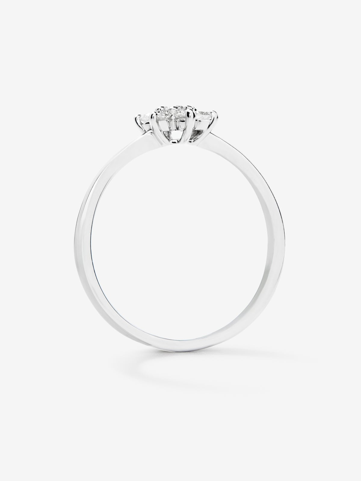 Anillo de oro blanco de 18K con 7 diamantes en talla brillante con un total de 0,24 cts y forma de estrella