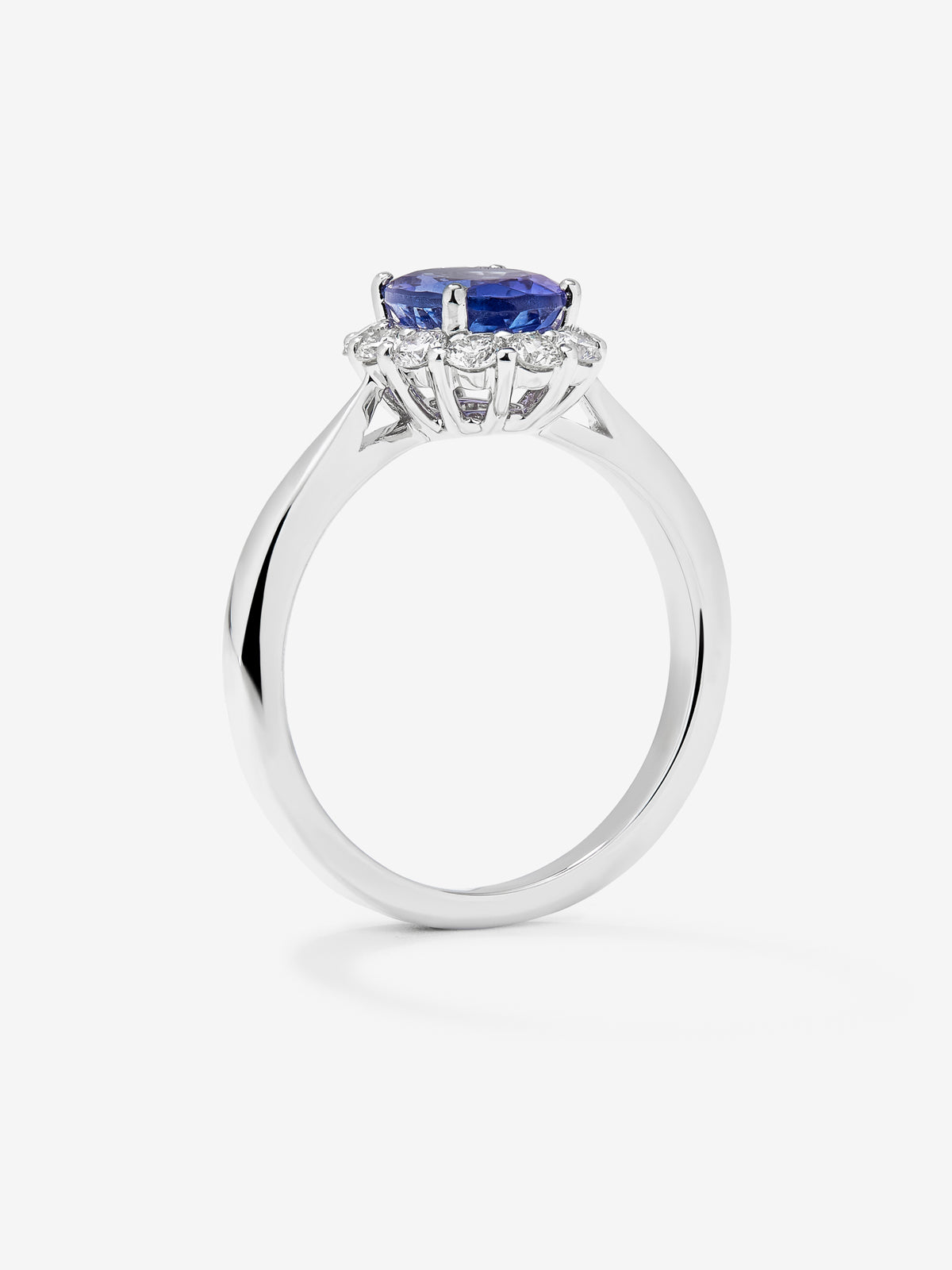 Anillo de oro blanco de 18K con tanzanita azul en talla oval de 1,41 cts y 12 diamantes en talla brillante con un total de 0,42 cts