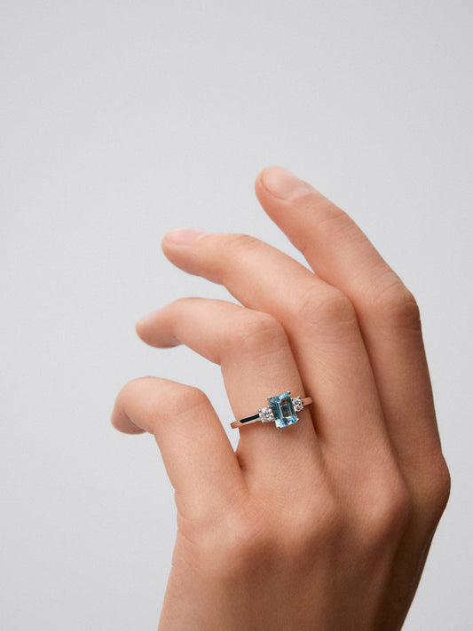 Anillo tresillo de oro blanco de 18K con aguamarina en talla octogonal de 1,024cts y dos diamantes en talla brillante con un total de 0.248 cts