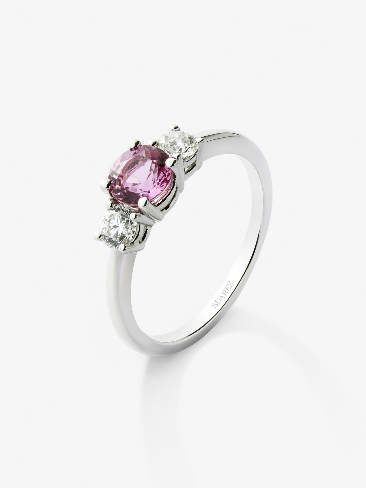 Anillo tresillo de oro blanco de 18K con zafiro rosa en talla brillante de 0,97 cts y 2 diamantes en talla brillante con un total de 0,2 cts
