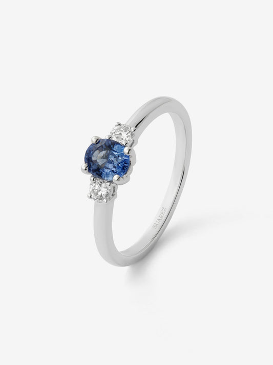 Anillo tresillo de oro blanco de 18K con zafiro azul en talla oval de 0,69 cts y 2 diamantes en talla brillante con un total de 0,16 cts