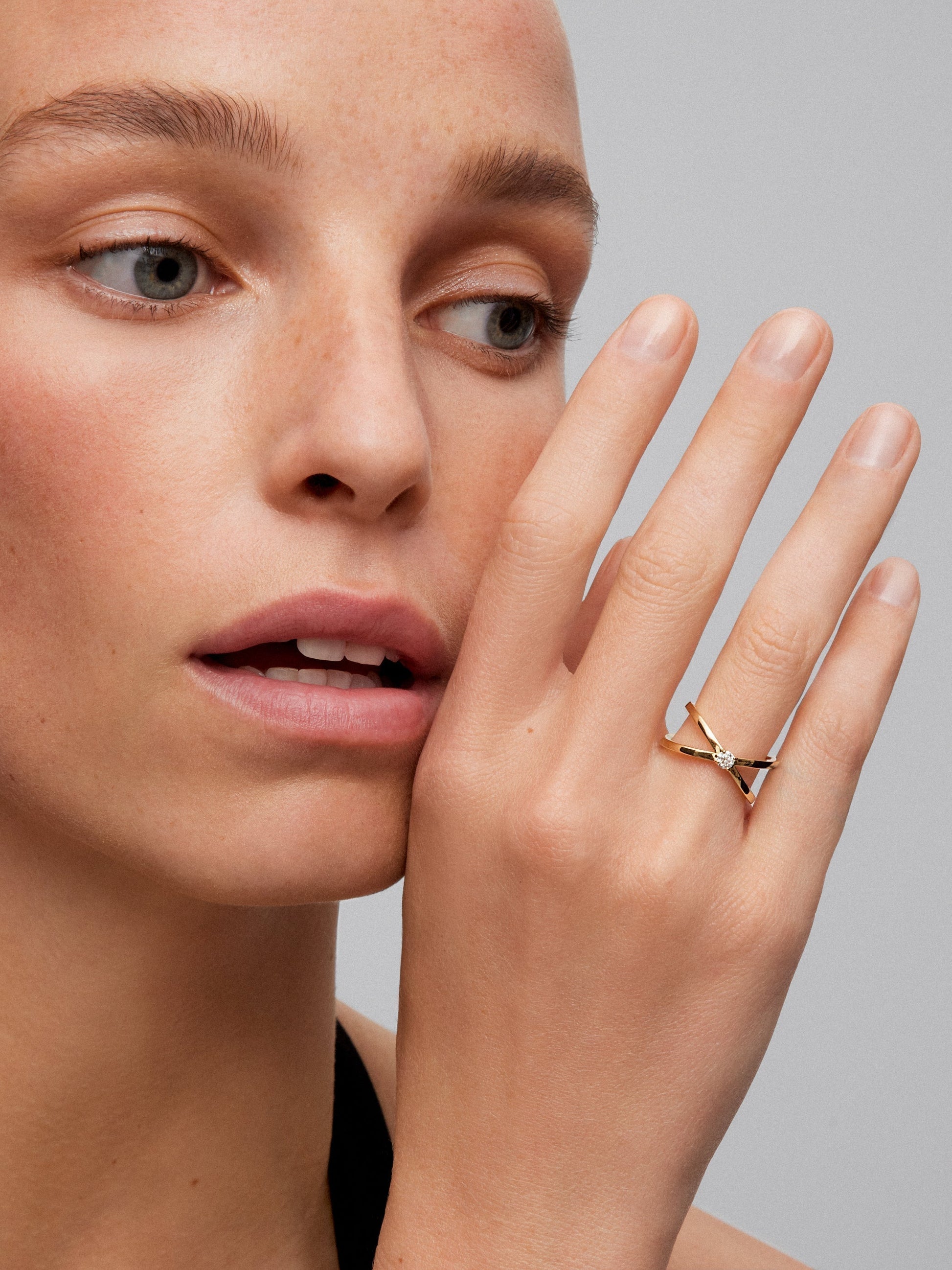 Anillo cruzado de oro amarillo de 18K con diamante en talla brillante de 0,12 cts