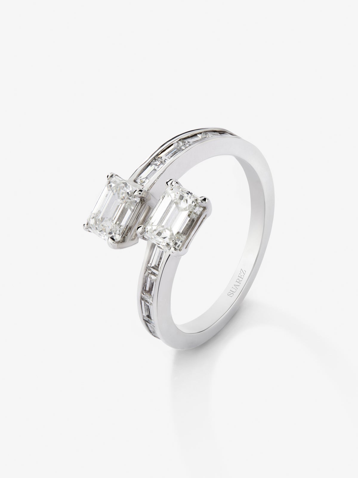 Anillo tú y yo de oro blanco 18K con 2 diamantes centrales y diamantes en los brazos