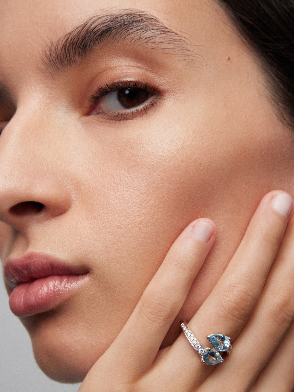 Anillo tú y yo de oro blanco de 18K con 2 aguamarinas azules en talla pera con un total de 1,81 cts y 18 diamantes en talla brillante con un total de 0,22 cts