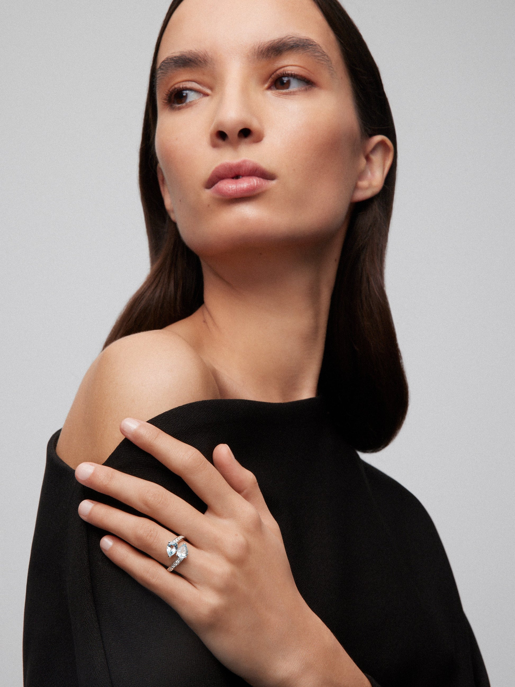 Anillo tú y yo de oro blanco de 18K con 2 aguamarinas azules en talla pera con un total de 1,81 cts y 18 diamantes en talla brillante con un total de 0,22 cts