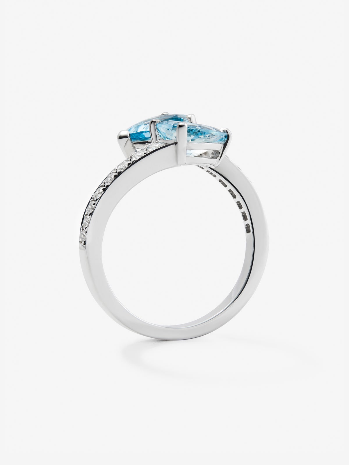 Anillo tú y yo de oro blanco de 18K con 2 aguamarinas azules en talla pera con un total de 1,81 cts y 18 diamantes en talla brillante con un total de 0,22 cts