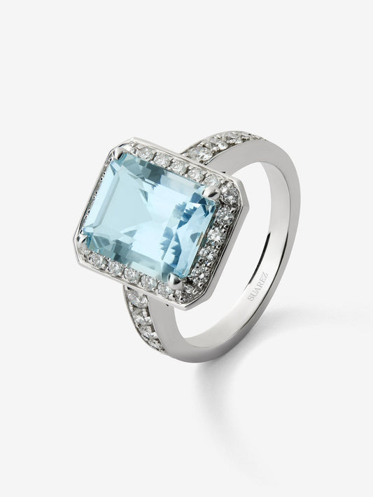 Anillo de oro blanco de 18K con aguamarina en talla esmeralda de 3,99 cts y 32 diamantes en talla brillante con un total de 0,62