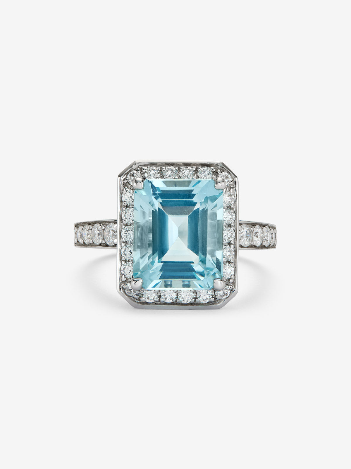Anillo de oro blanco de 18K con aguamarina en talla esmeralda de 3,99 cts y 32 diamantes en talla brillante con un total de 0,62