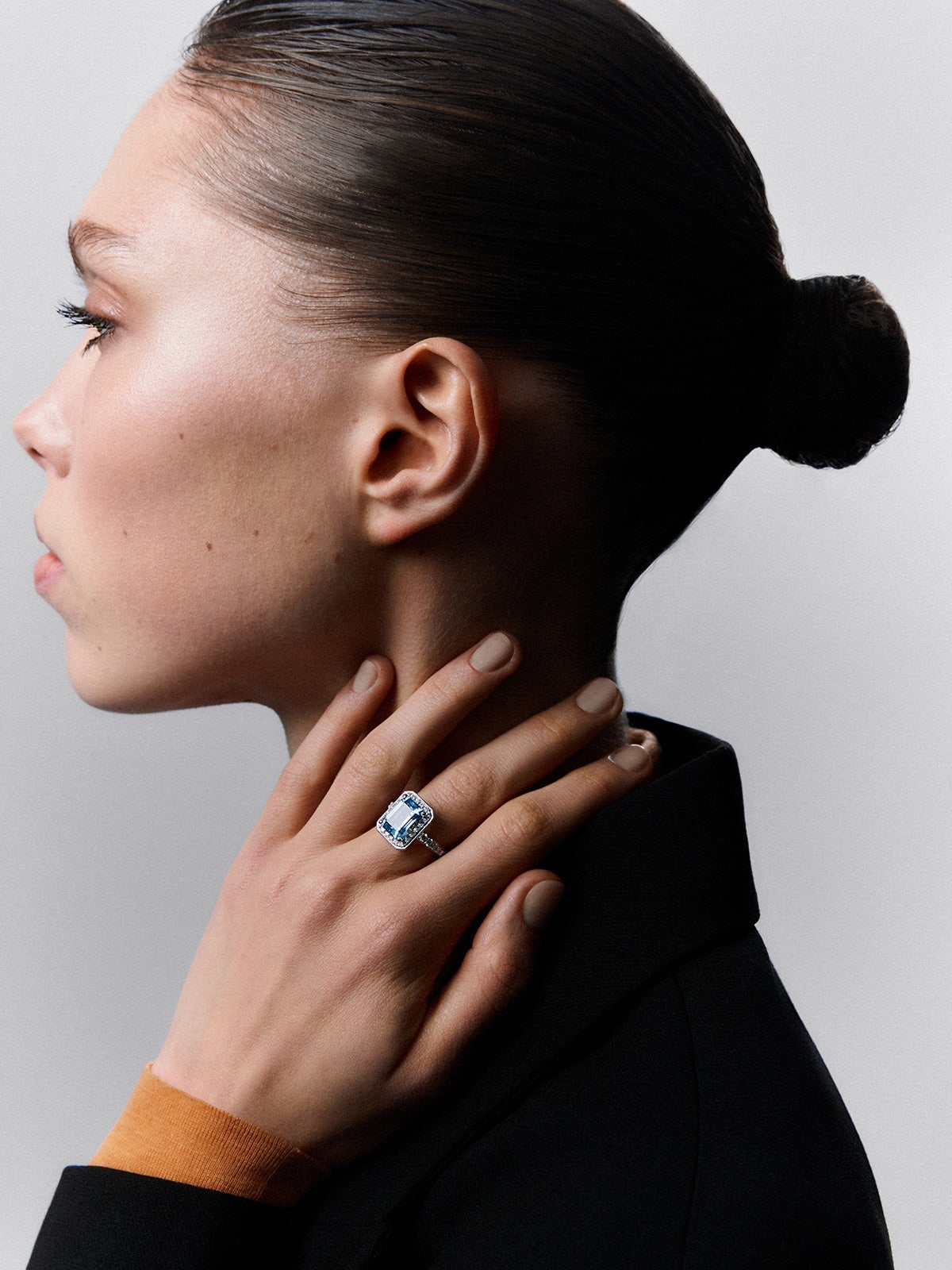 Anillo de oro blanco de 18K con aguamarina en talla esmeralda de 3,99 cts y 32 diamantes en talla brillante con un total de 0,62