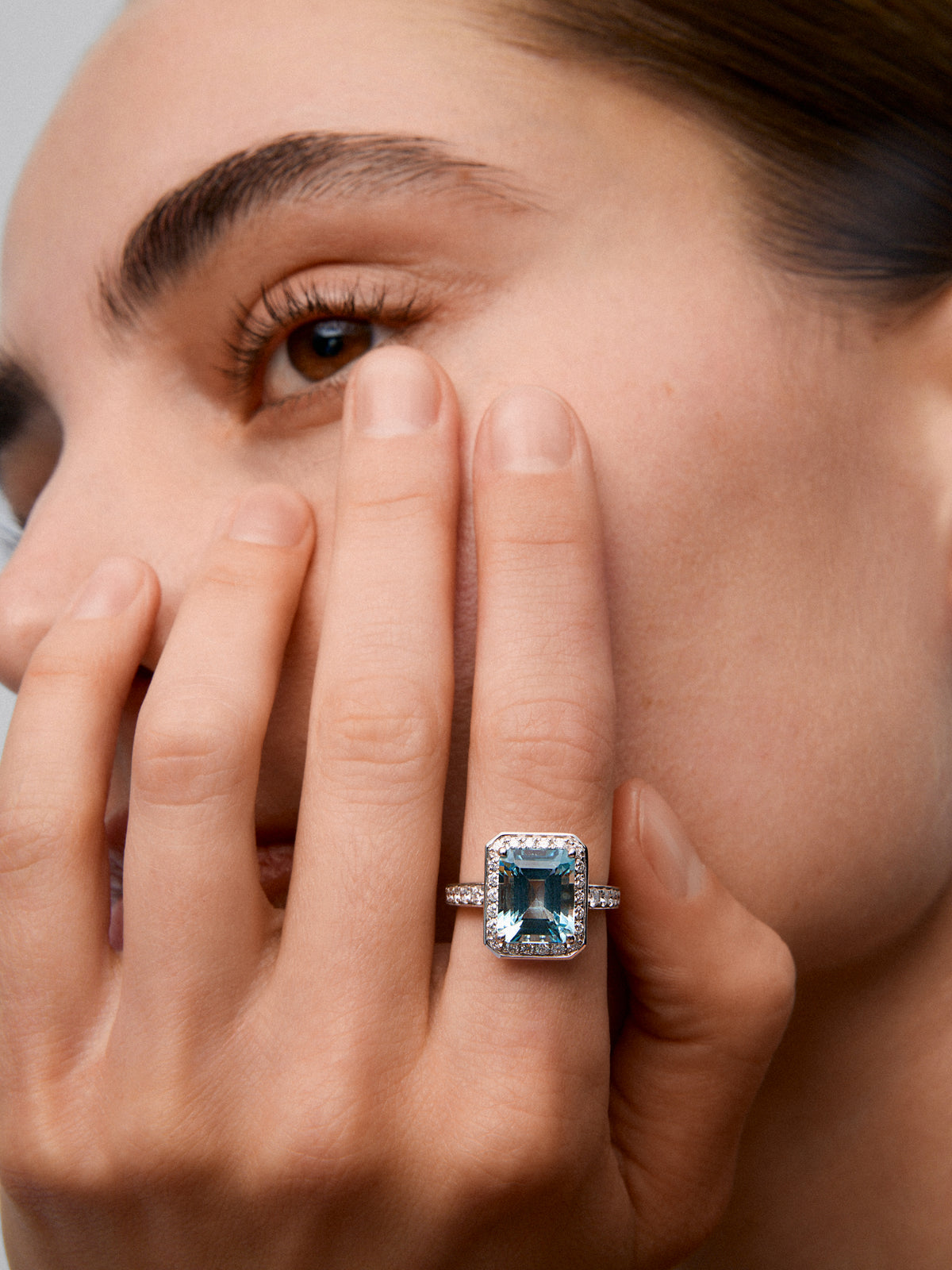 Anillo de oro blanco de 18K con aguamarina en talla esmeralda de 3,99 cts y 32 diamantes en talla brillante con un total de 0,62