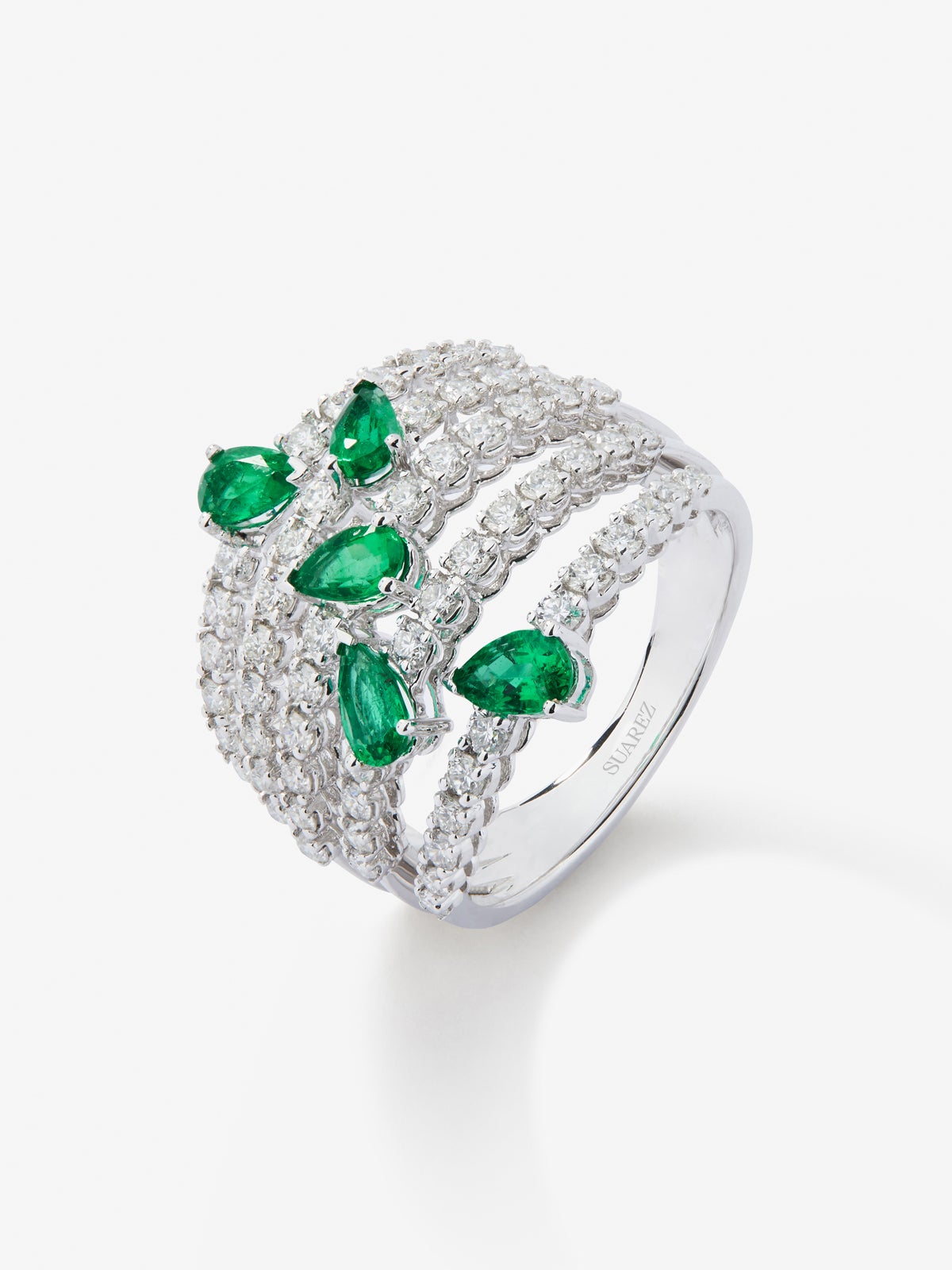 Anillo de oro blanco de 18K con 60 diamantes en talla brillante de con un total 1,08 cts y 5 esmeraldas verdes en talla pera con un total de 0,96cts