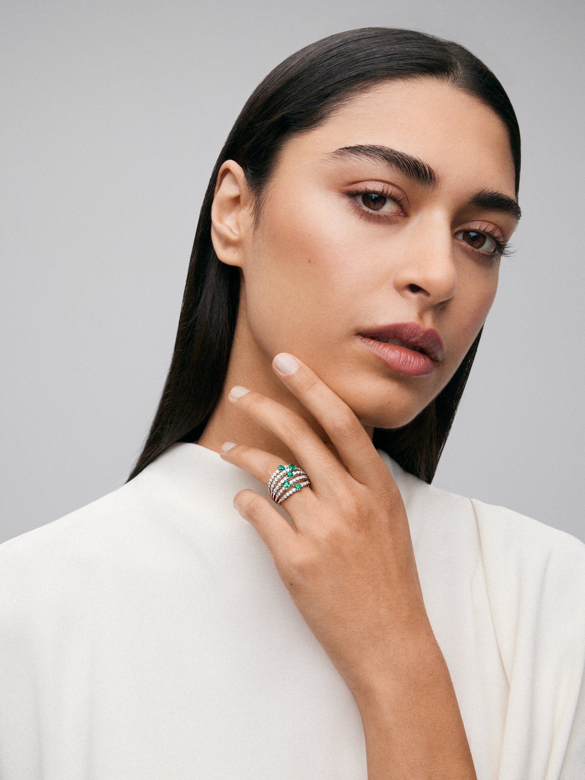 Anillo de oro blanco de 18K con 5 esmeraldas y 60 diamantes