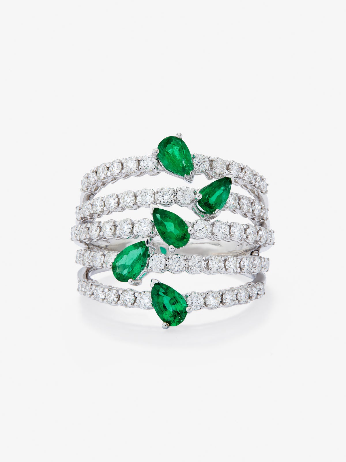 Anillo de oro blanco de 18K con 60 diamantes en talla brillante de con un total 1,08 cts y 5 esmeraldas verdes en talla pera con un total de 0,96cts