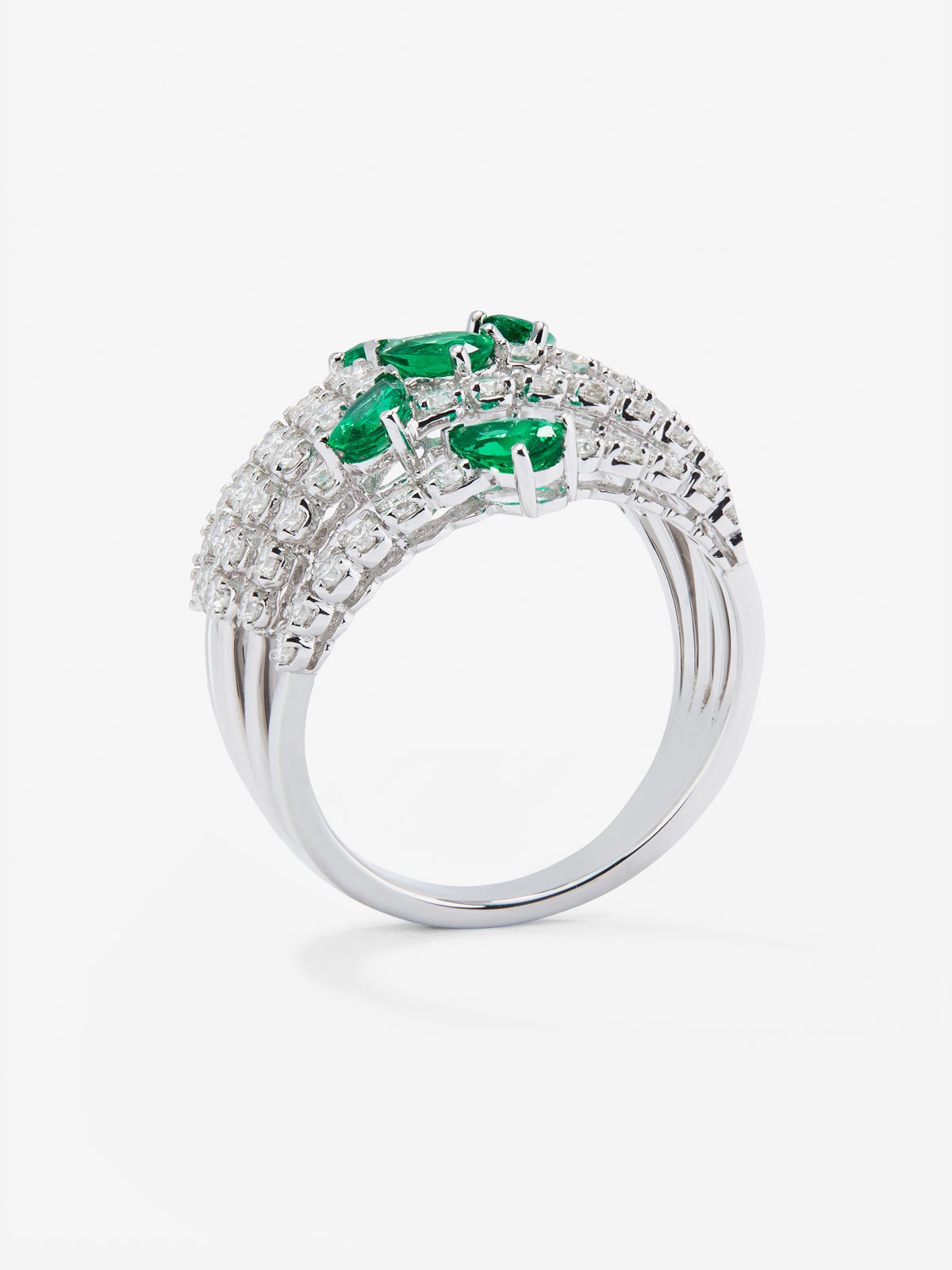 Anillo de oro blanco de 18K con 60 diamantes en talla brillante de con un total 1,08 cts y 5 esmeraldas verdes en talla pera con un total de 0,96cts