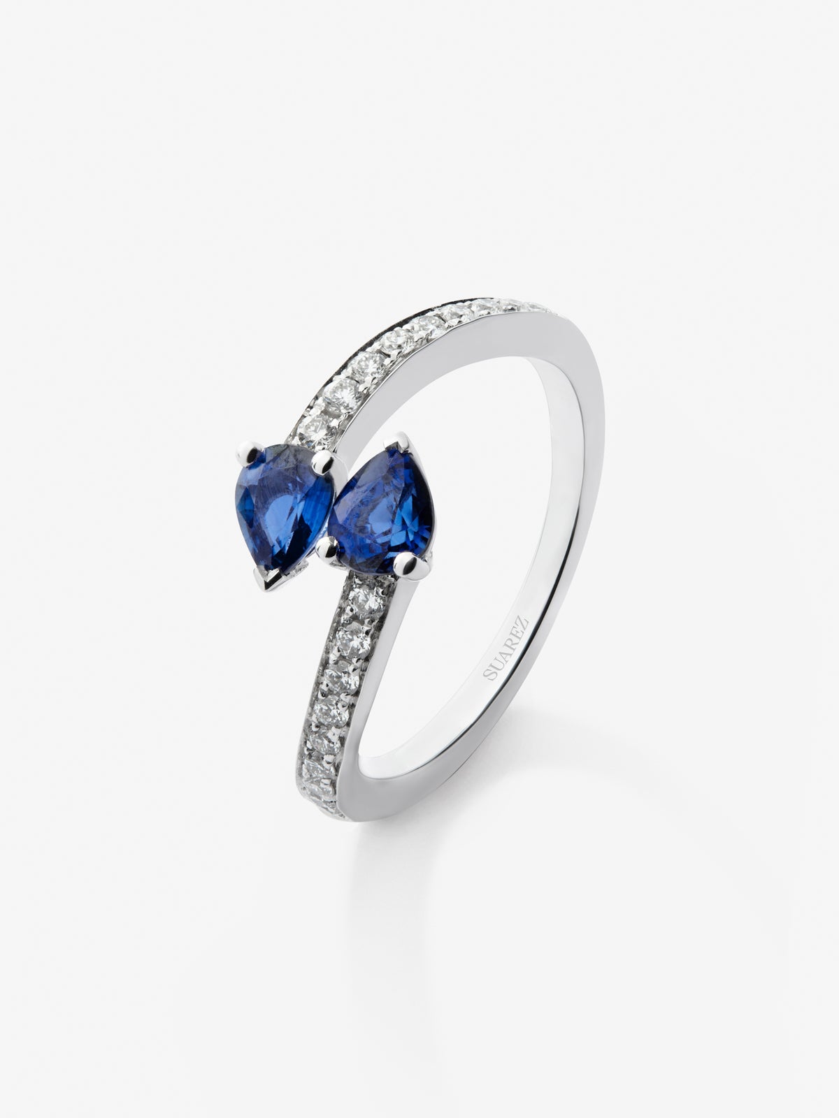 Anillo Tú y Yo de oro blanco de 18K con 2 zafiros azules en talla pera con un total de 0,89 cts y 18 diamantes en talla brillante con un total de 0,2 cts