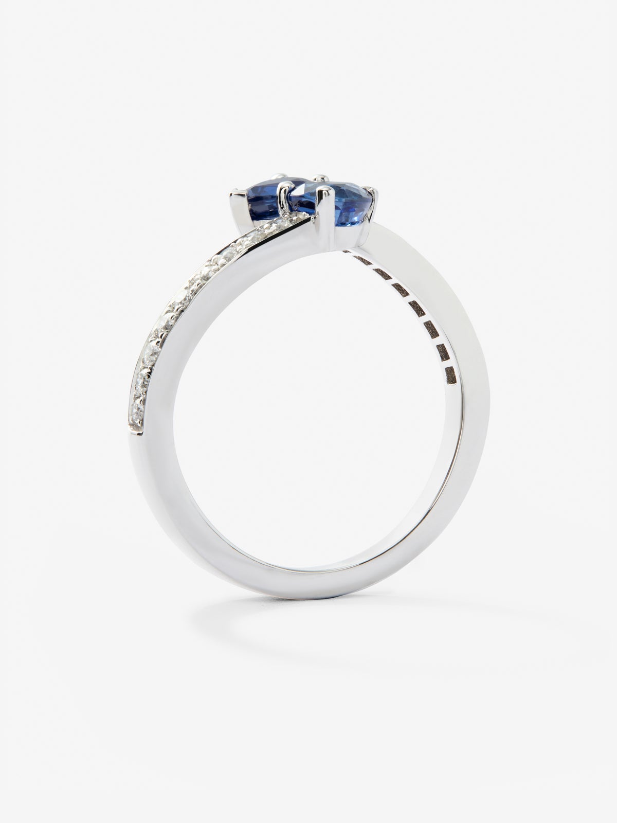 Anillo Tú y Yo de oro blanco de 18K con 2 zafiros azules en talla pera con un total de 0,89 cts y 18 diamantes en talla brillante con un total de 0,2 cts