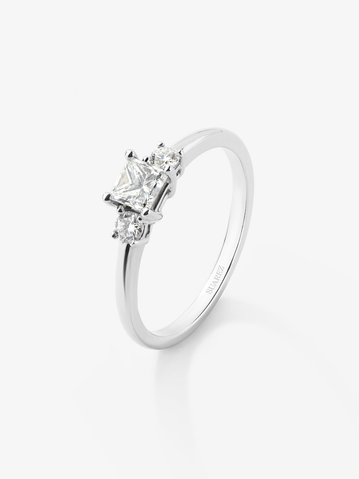 Anillo tresillo de oro blanco de 18K con diamante en talla princesa de 0,4 cts y 2 diamantes en talla brillante con un total de 0,14 cts