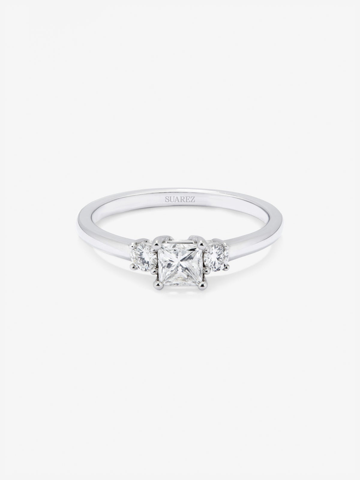 Anillo tresillo de oro blanco con diamantes en talla brillante