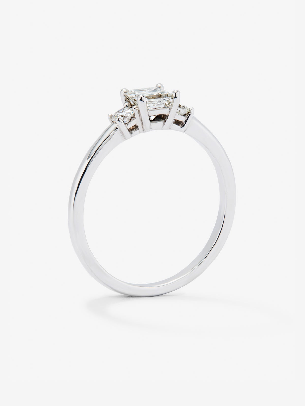 Anillo tresillo de oro blanco con diamantes en talla brillante