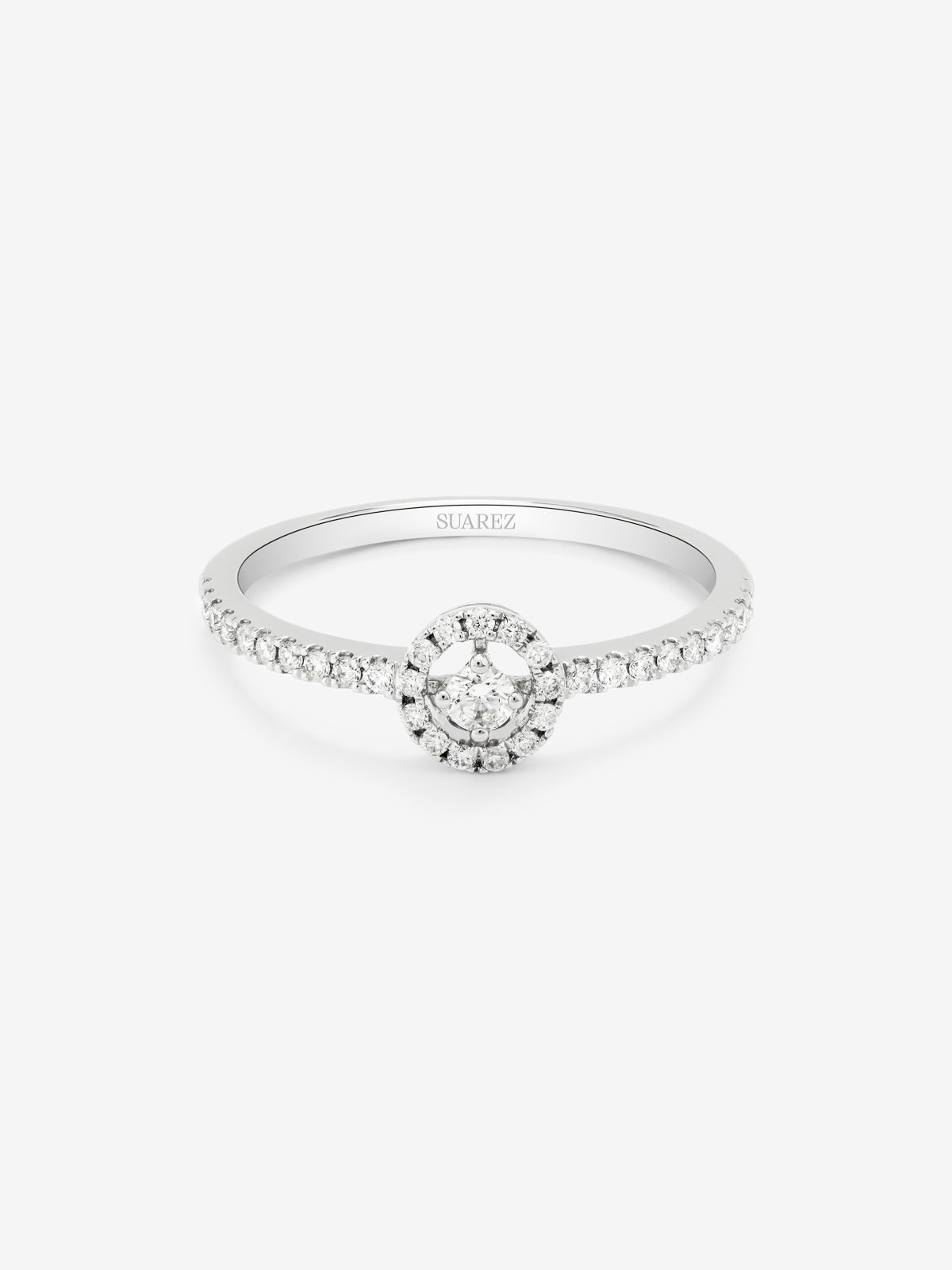 Anillo de oro blanco de 18K con diamante central en talla brillante en talla brillante de 0,06 cts y orla y brazo de 33 diamantes en talla brillante con un total de 0,18 cts
