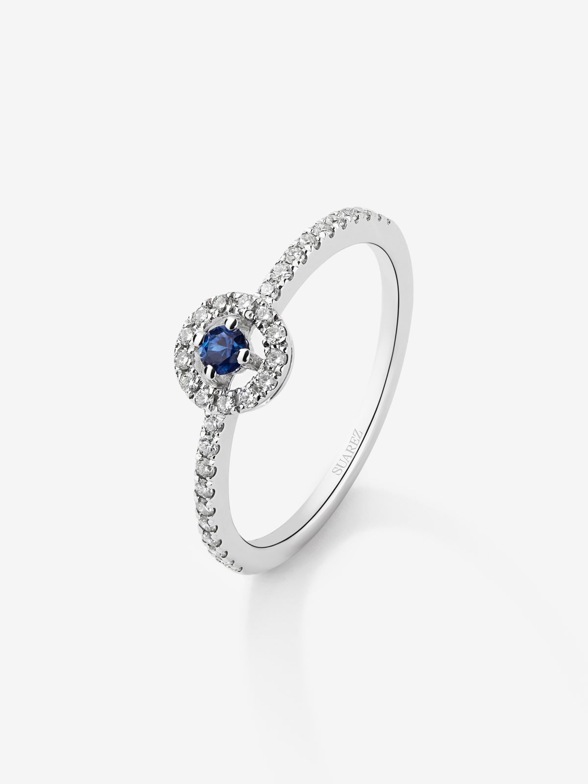 Anillo de oro blanco de 18K con 33 diamantes en talla brillante de con un total 0,18 cts y zafiro azul en talla brillante con un total de 0,08 cts