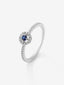Anillo de oro blanco de 18K con 33 diamantes en talla brillante de con un total 0,18 cts y zafiro azul en talla brillante con un total de 0,08 cts