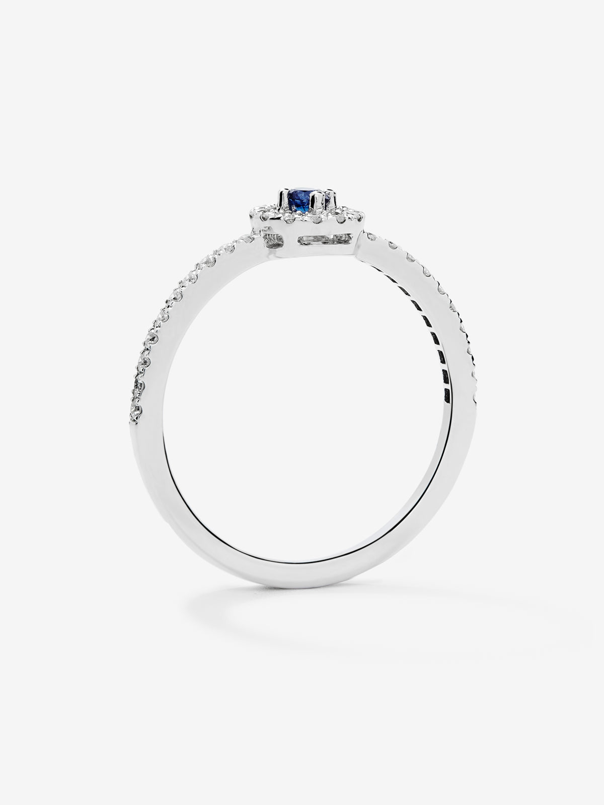 18K white gold ring with 33 brilliant-cut diamonds with a total of 0.18 cts and brilliant-cut blue sapphire with a total of 0.08 cts