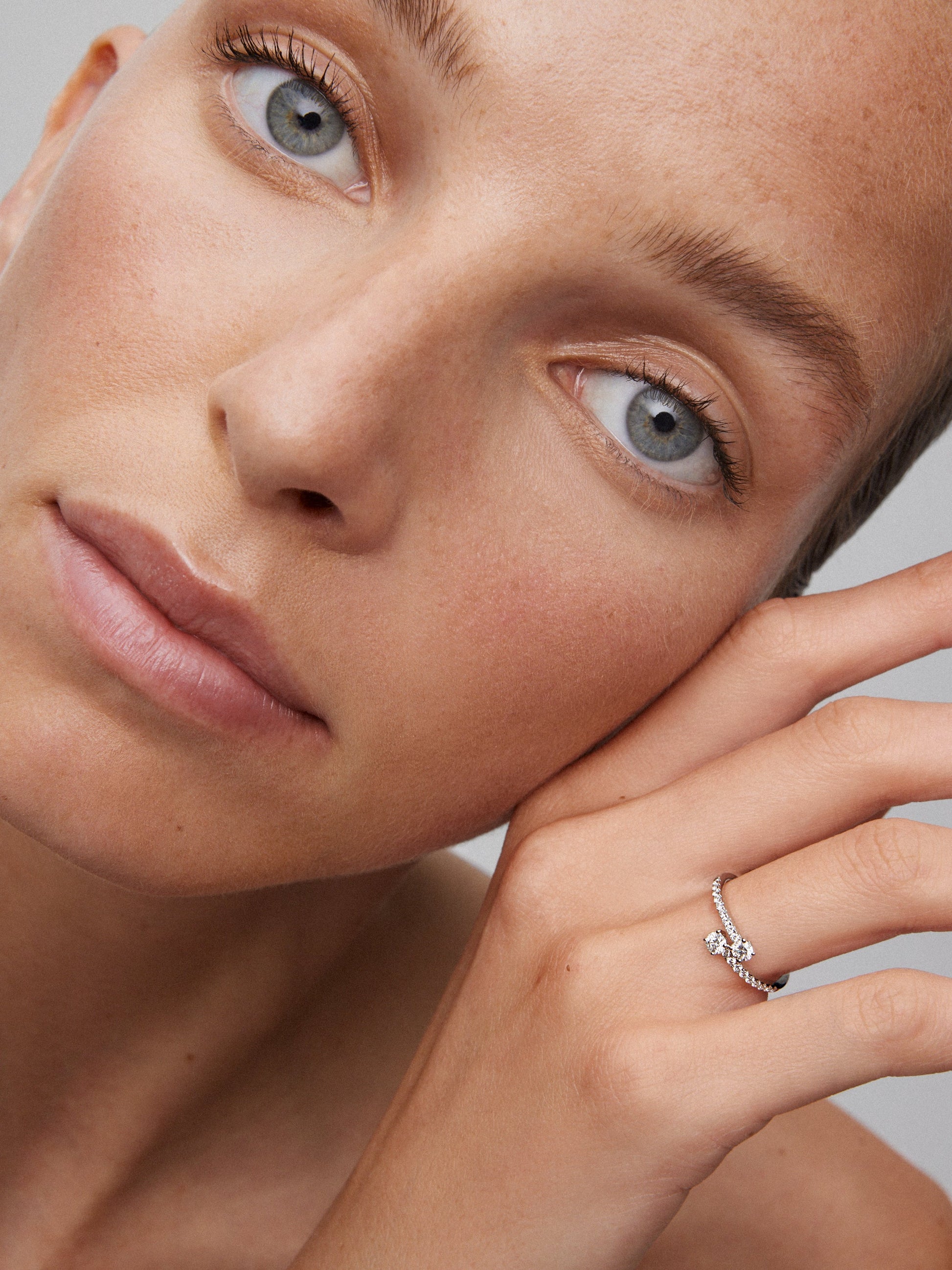 Anillo Tú y Yo de oro blanco de 18K con 20 diamantes en talla brillante con un total de 0,49 cts