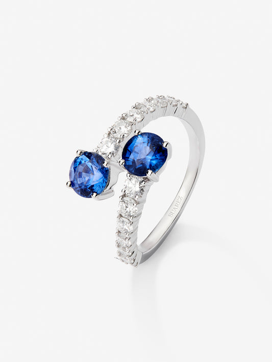 Anillo tú y yo de oro blanco de 18K con zafiros en talla brillante de 1,89 cts y diamantes blancos en talla brillante de 0,66 cts