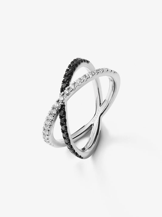 Anillo cruzado de oro blanco de 18K con 21 diamantes en talla brillante con un total de 0,25 cts y 18 diamantes negros en talla brillante con un total de 0,24 cts