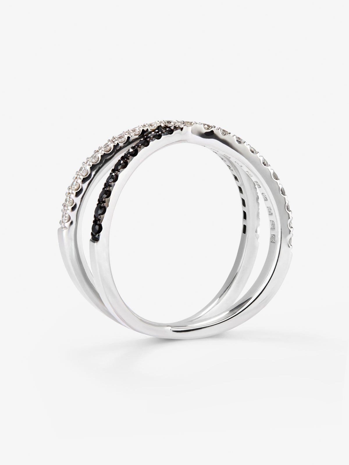Anillo cruzado de oro blanco de 18K con 21 diamantes en talla brillante con un total de 0,25 cts y 18 diamantes negros en talla brillante con un total de 0,24 cts