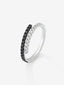 Anillo de oro blanco de 18K con 14 diamantes blancos en talla brillante con un total de 0,17 cts y 14 diamantes negros en talla brillante con un total de 0,19 cts