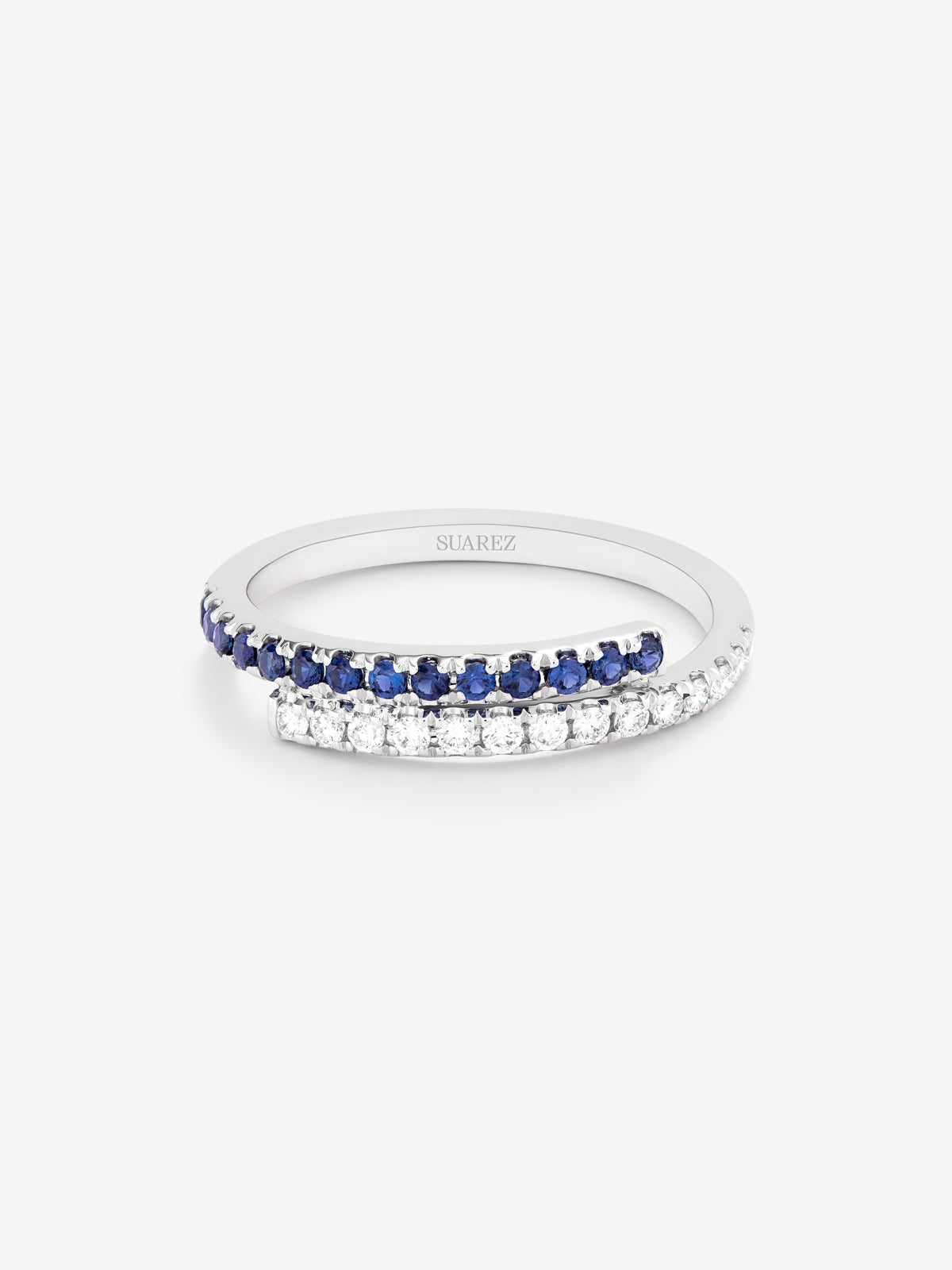 Anillo media alianza abierto de oro blanco de 18K con diamantes y zafiros azules