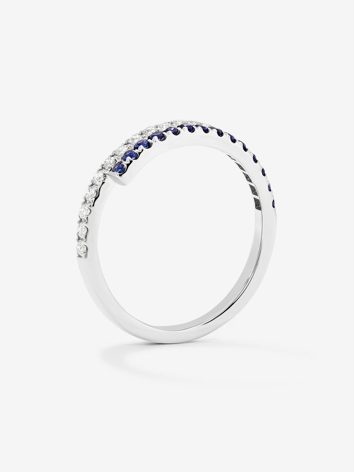 Anillo media alianza abierto de oro blanco de 18K con diamantes y zafiros azules