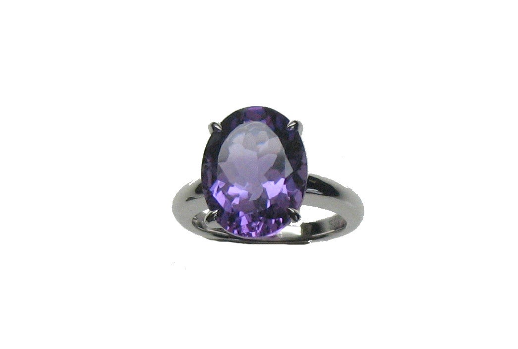 Anillo de plata 925 con amatista morada en talla oval