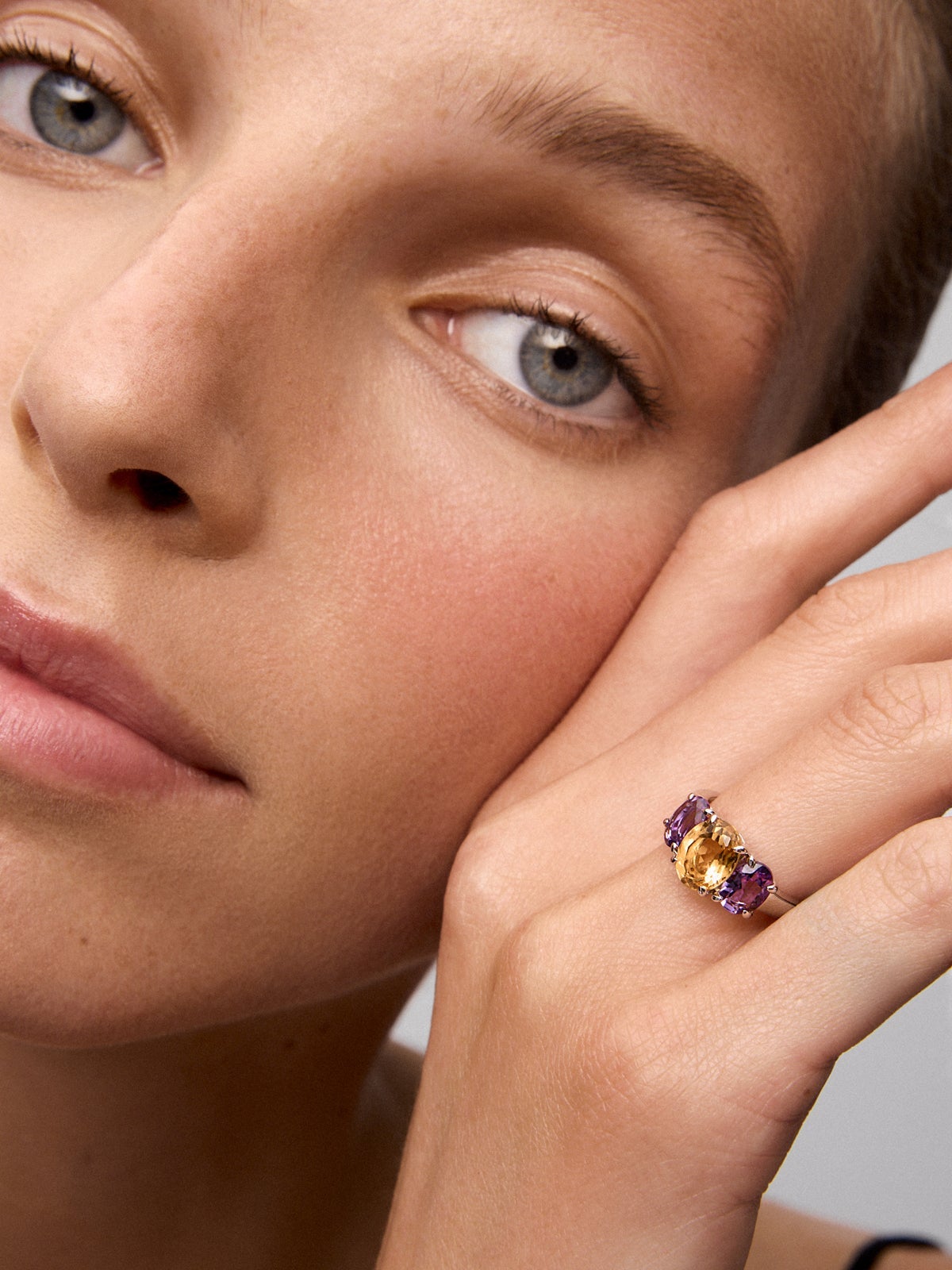 Anillo tresillo de plata 925 con cuarzo citrino en talla oval  y 2 amatistas moradas en talla oval