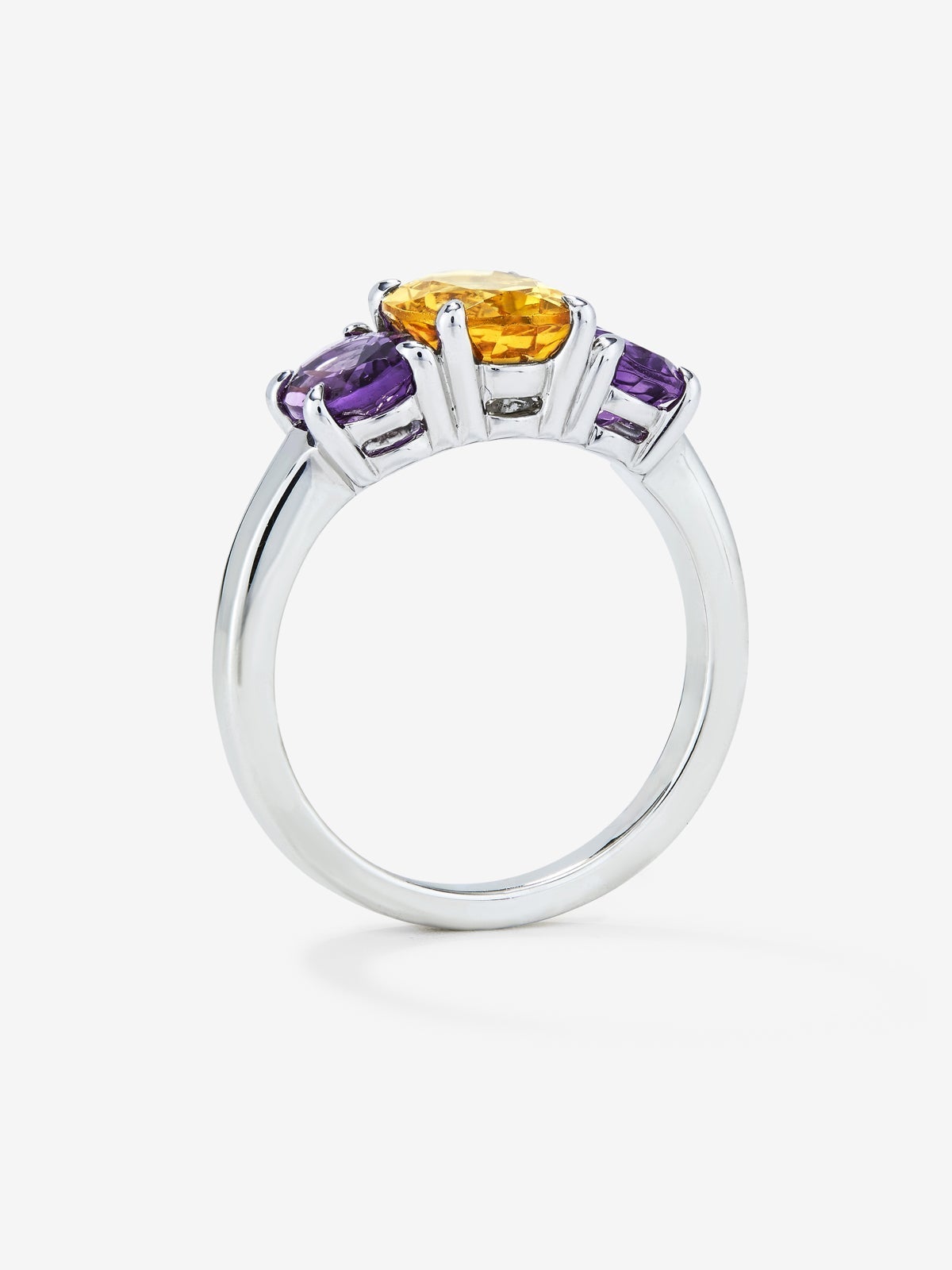Anillo tresillo de plata 925 con cuarzo citrino en talla oval  y 2 amatistas moradas en talla oval
