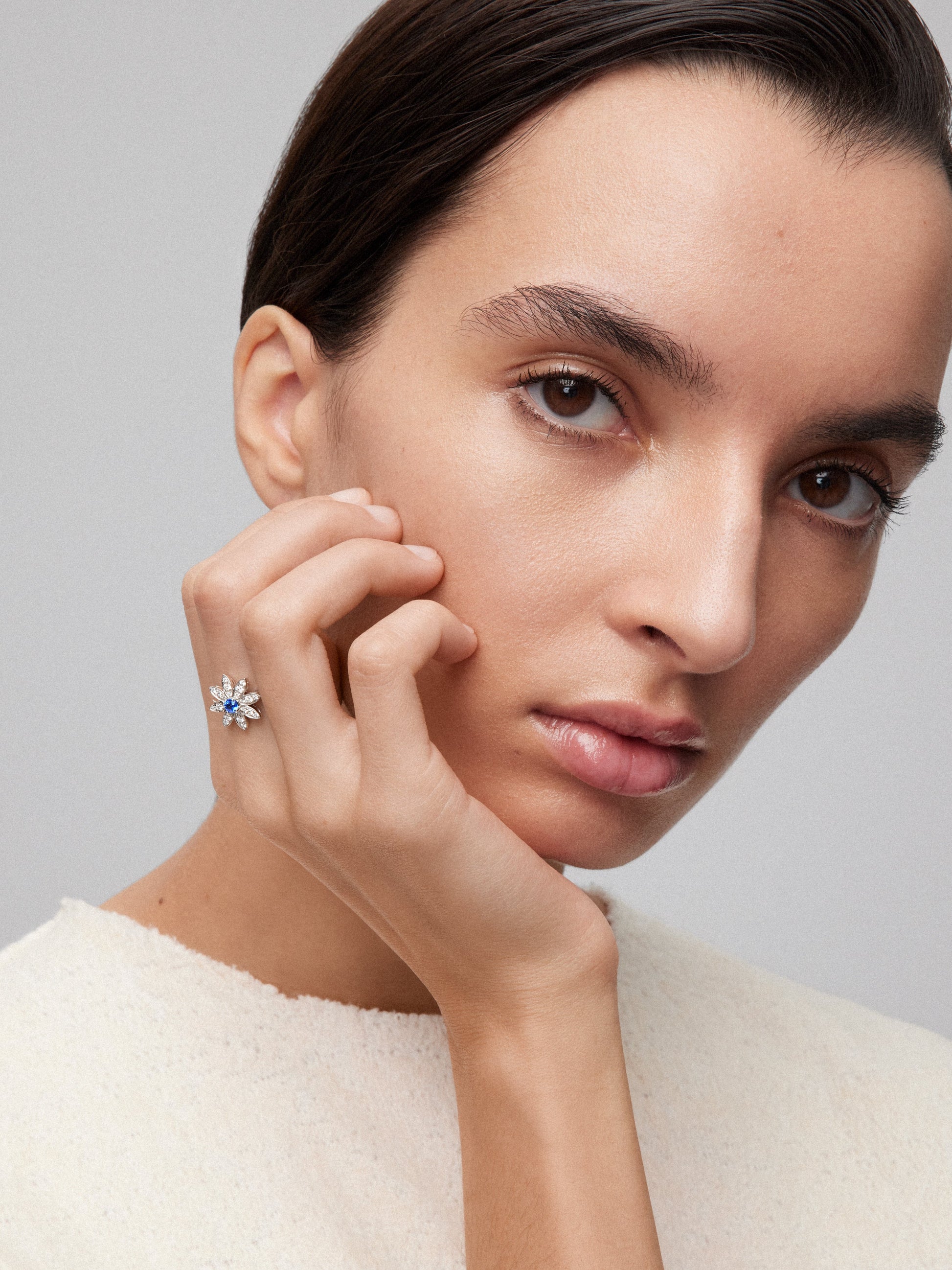 Anillo de oro blanco de 18K con zafiro azul en talla brillante de 0,22 cts y 42 diamantes en talla brillante con un total de 0,33 cts