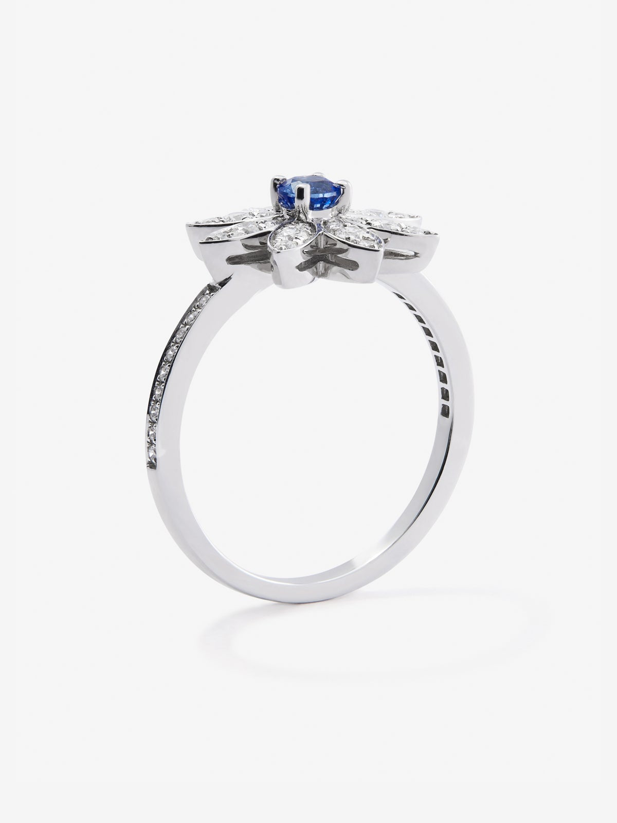 Anillo de oro blanco de 18K con zafiro azul en talla brillante de 0,22 cts y 42 diamantes en talla brillante con un total de 0,33 cts