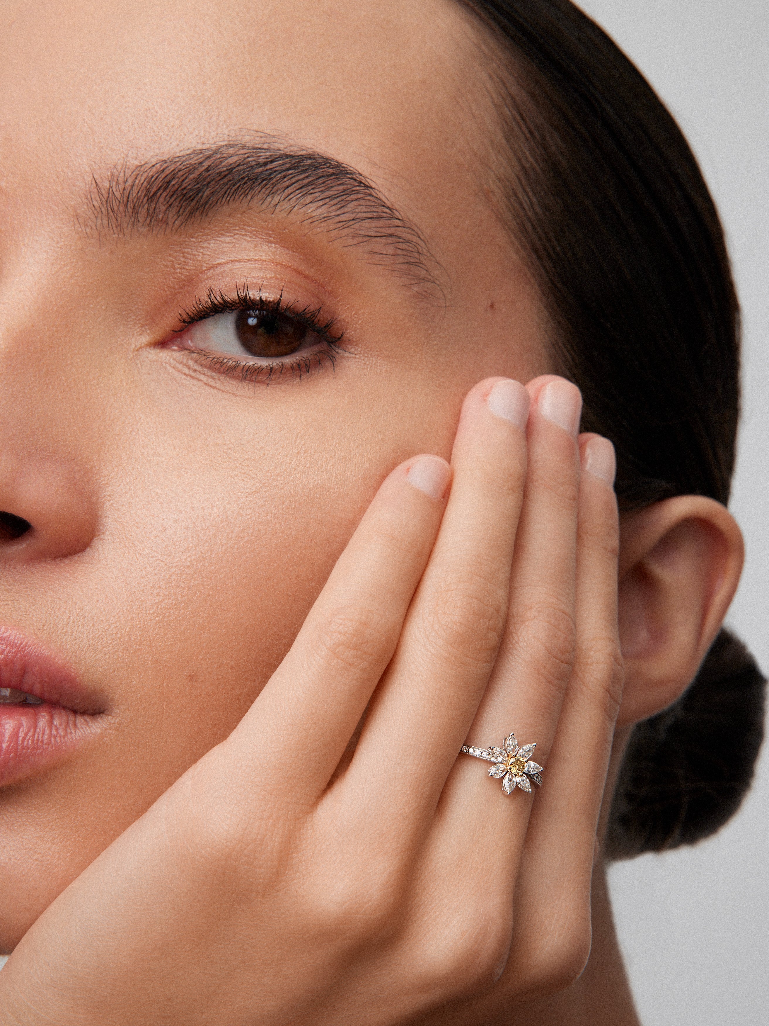 Anillo de oro blanco de 18K con un diamante amarillo en talla brillante de 0,09 cts, 7 diamantes en talla marquise con un total de 0,43 cts y 20 en talla brillante con un total de 0,07 cts