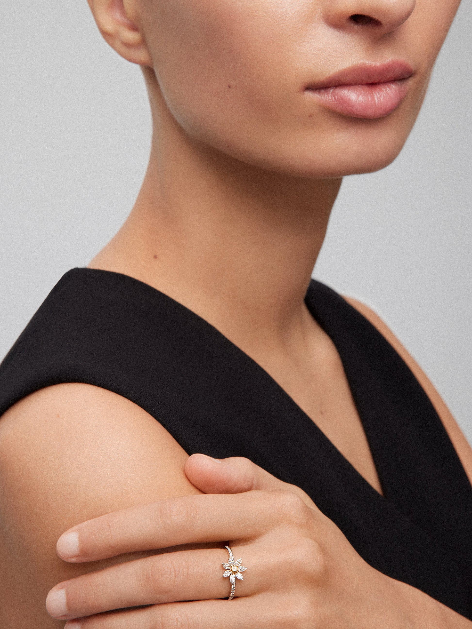 Anillo de oro blanco de 18K con un diamante amarillo en talla brillante de 0,09 cts, 7 diamantes en talla marquise con un total de 0,43 cts y 20 en talla brillante con un total de 0,07 cts