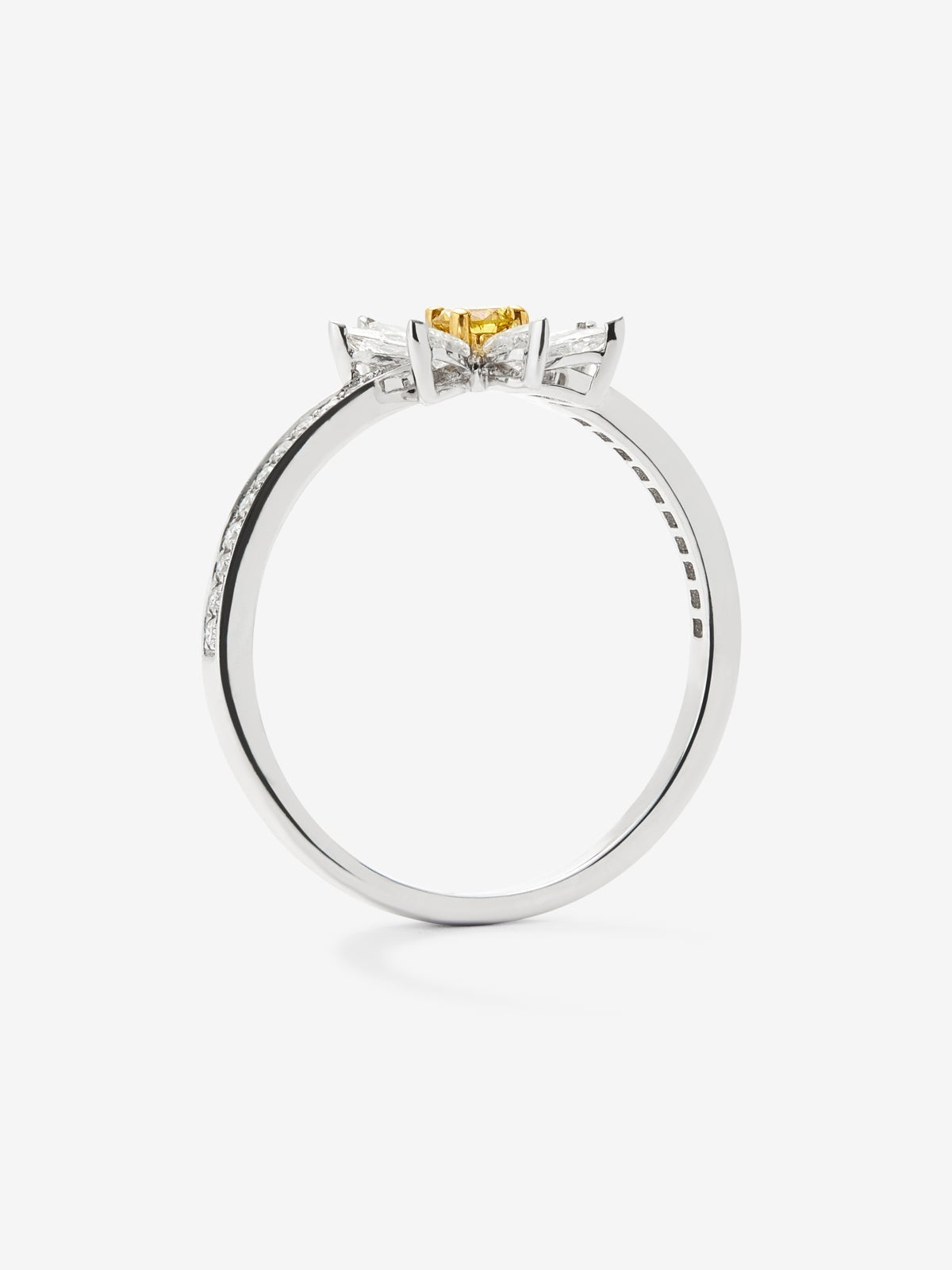 Anillo de oro blanco de 18K con un diamante amarillo en talla brillante de 0,09 cts, 7 diamantes en talla marquise con un total de 0,43 cts y 20 en talla brillante con un total de 0,07 cts