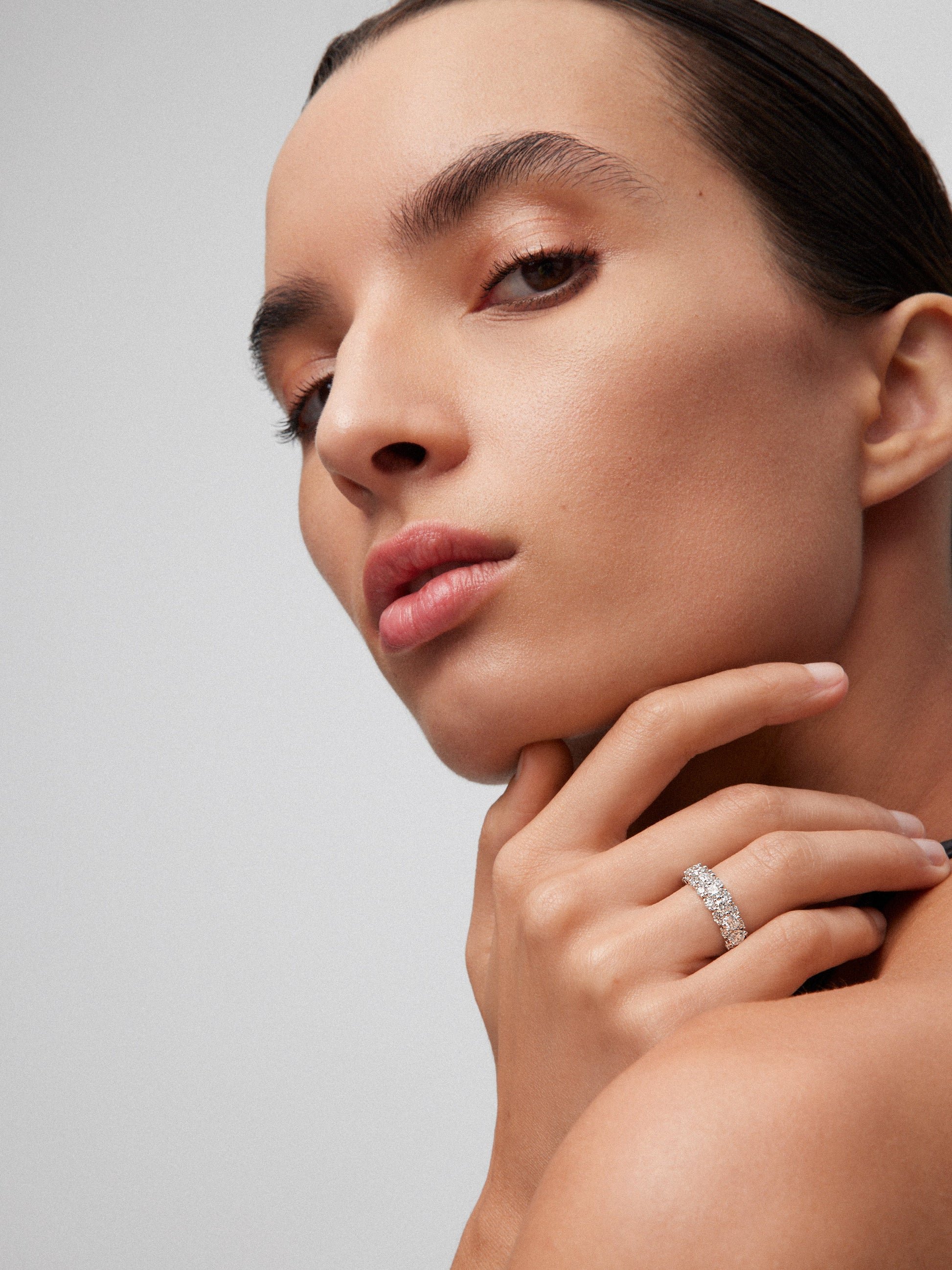 Anillo de oro blanco de 18K con 23 diamantes en talla brillante con un total de 1,64 cts