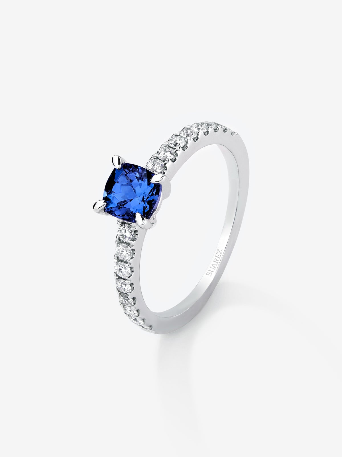 Anillo solitario de oro blanco de 18K con tanzanita en talla cushion de 0,769 cts y 16 diamantes en talla brillante con un total de 0,239 cts