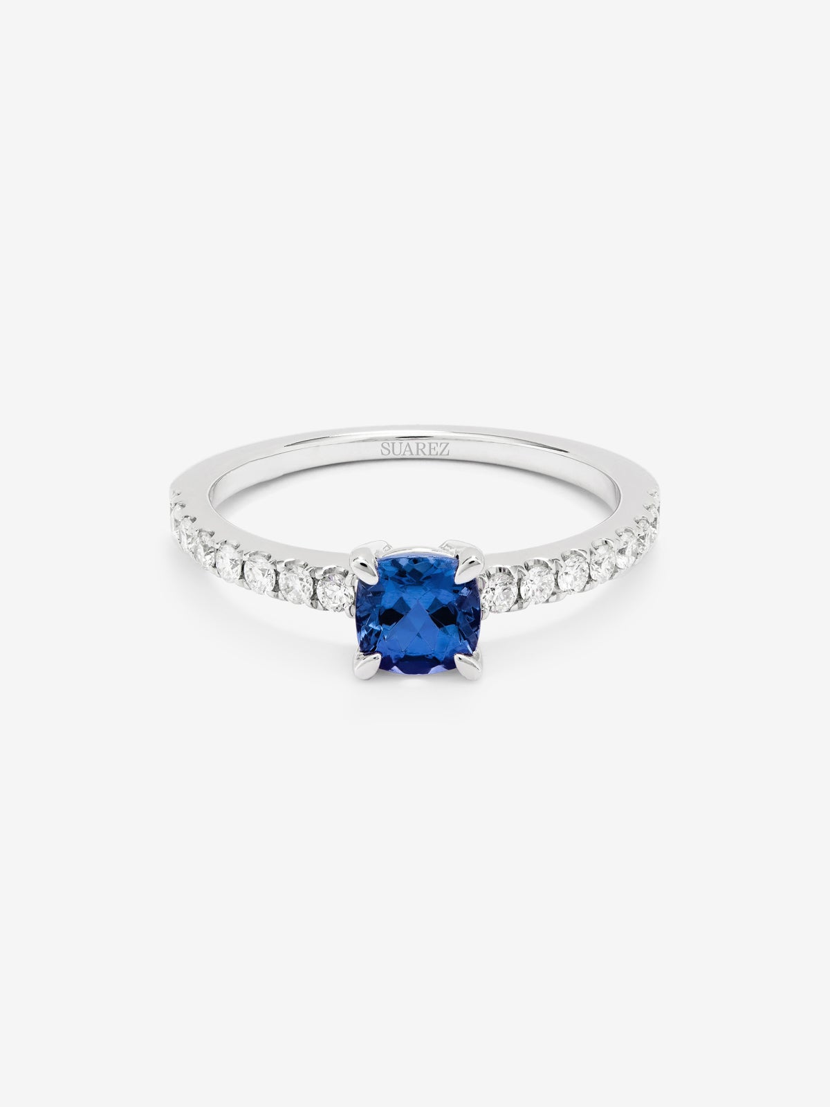 Anillo solitario de oro blanco de 18K con tanzanita en talla cushion de 0,769 cts y 16 diamantes en talla brillante con un total de 0,239 cts