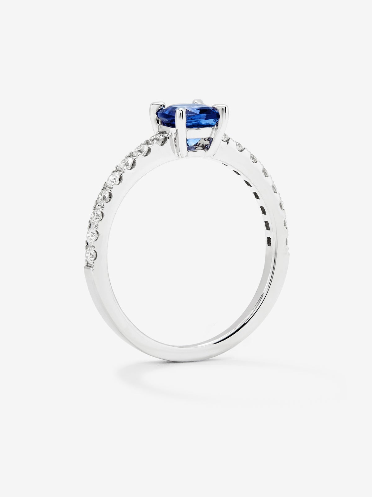 Anillo solitario de oro blanco de 18K con tanzanita en talla cushion de 0,769 cts y 16 diamantes en talla brillante con un total de 0,239 cts