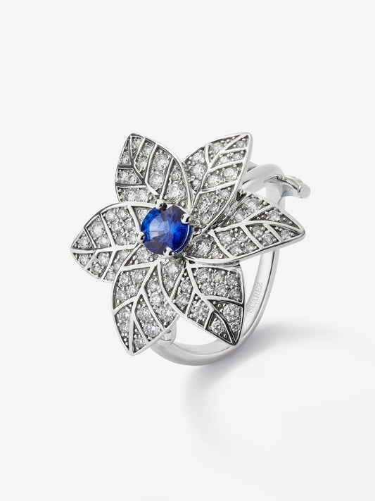 Anillo de oro blanco de 18K en forma de flor con zafiro azul en talla brillante de 0,46 cts y 82 diamantes en talla brillante con un total de 0,65 cts
