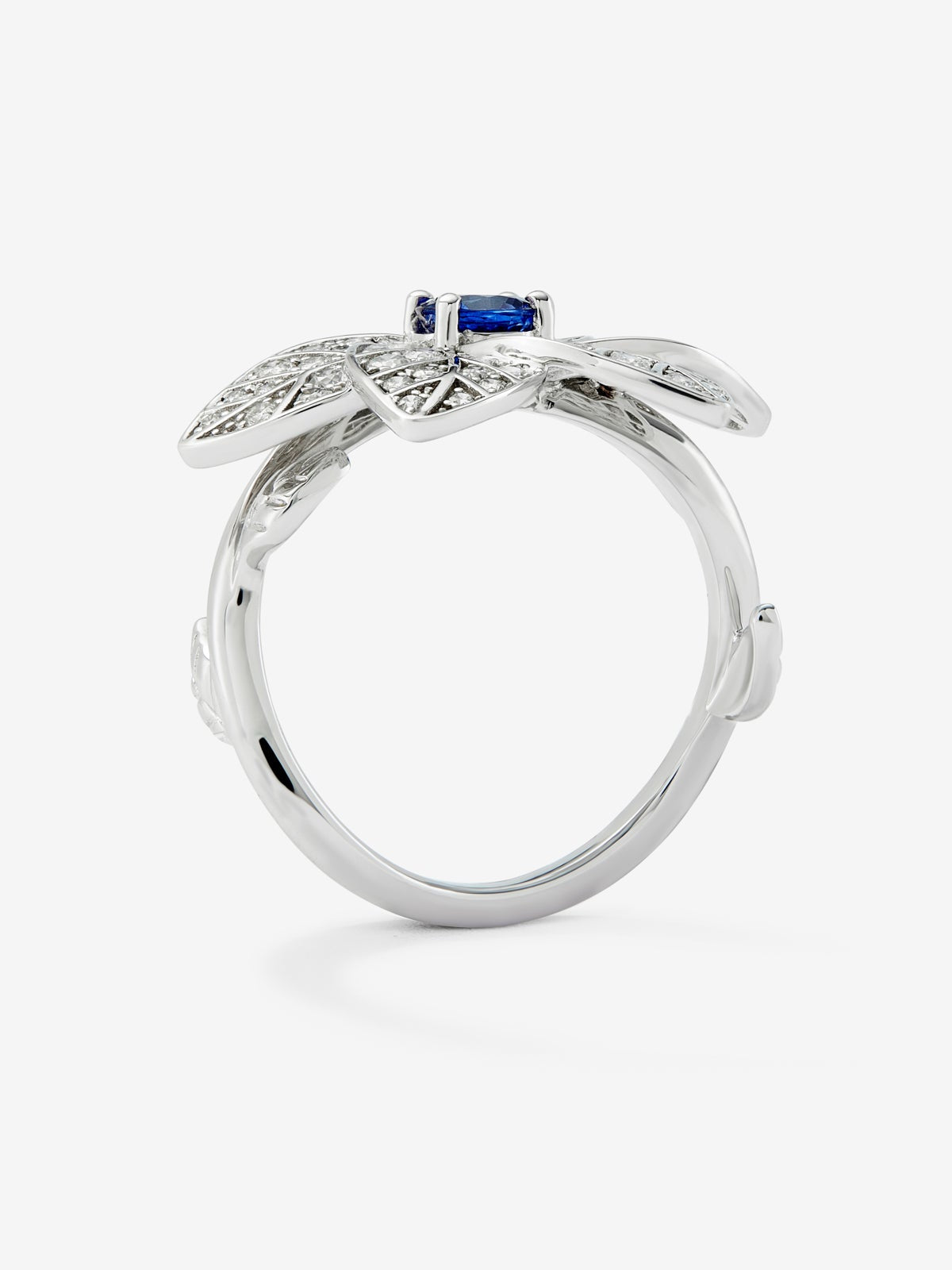 Anillo de oro blanco de 18K en forma de flor con zafiro azul en talla brillante de 0,46 cts y 82 diamantes en talla brillante con un total de 0,65 cts