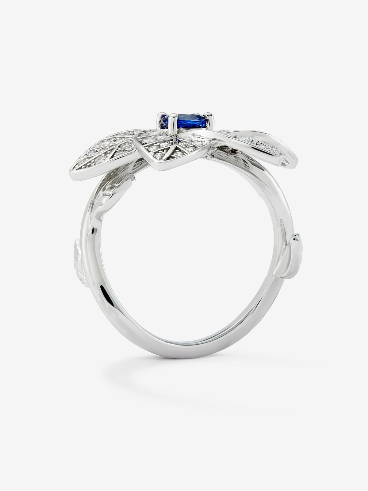 Anillo de oro blanco de 18K en forma de flor con zafiro azul en talla brillante de 0,46 cts y 82 diamantes en talla brillante con un total de 0,65 cts