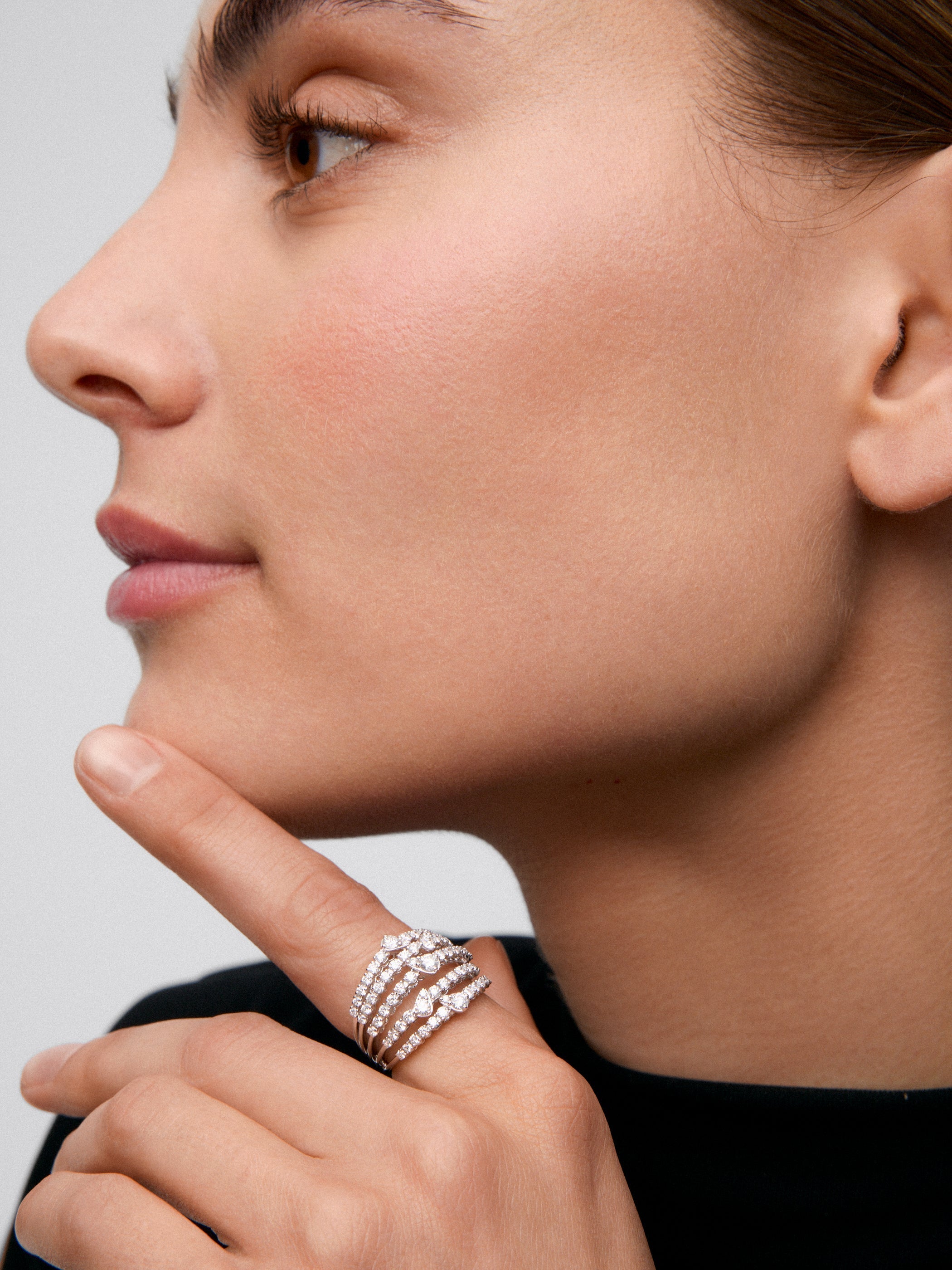 Anillo multibrazo de oro blanco de 18K con 70 diamantes en talla brillante con un total de 1,43 cts